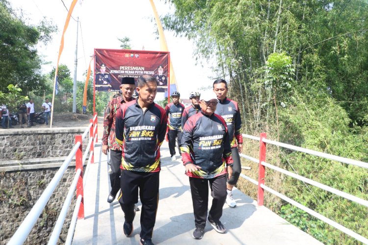 Polres Blitar Kota Resmikan Jembatan Merah Putih Presisi Penghubung Dua Desa